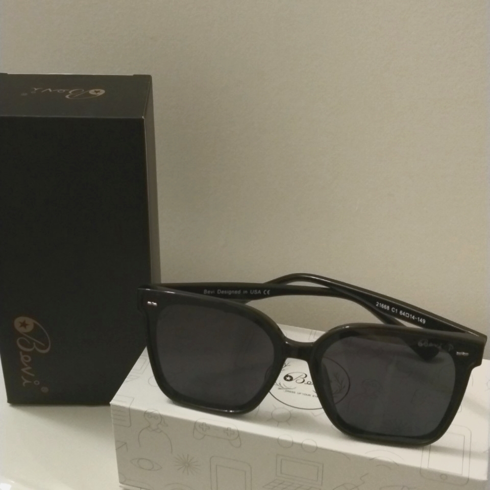 New Bevi Black Polarized Squared Sun Glasses